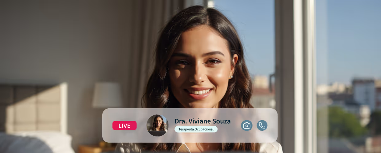 Uma psicóloga sorridente sentada numa poltrona em um ambiente acolhedor